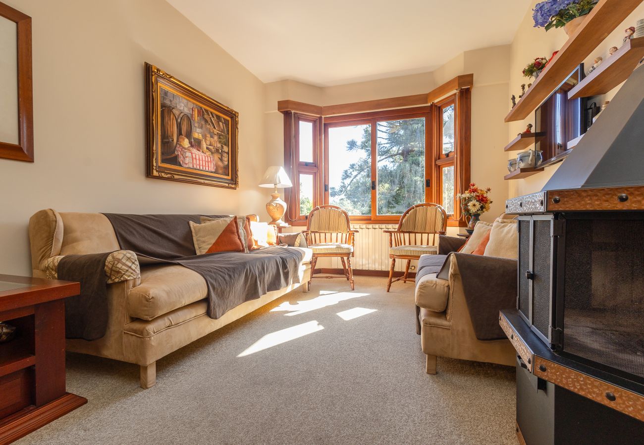 Apartamento em Gramado - NOVO! Aconchegante duplex 2D (2 banhos) a 1km da R Coberta!