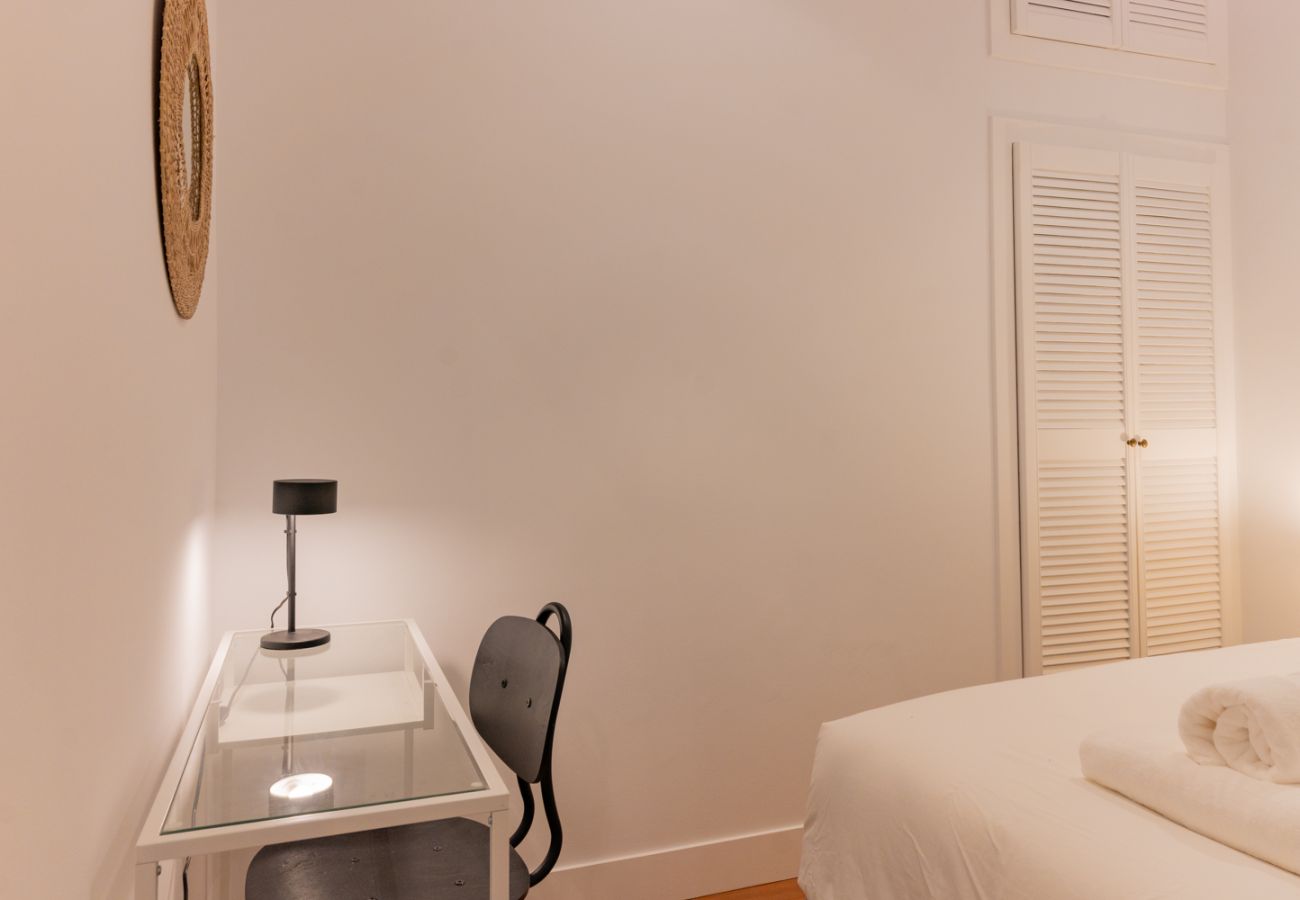 Apartamento em Madrid - Elegante y luminoso piso en el corazón de Chamberí: Con balcones y amplios espacios Apartamento em Madrid - Elegante y luminoso piso en el corazón de Chamberí: Con balcones y amplios espacios