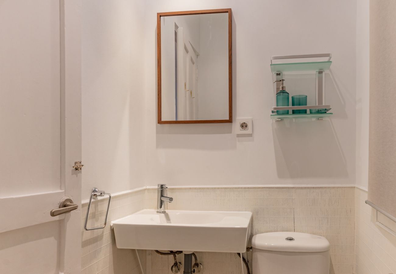 Apartamento em Madrid - Elegante y luminoso piso en el corazón de Chamberí: Con balcones y amplios espacios Apartamento em Madrid - Elegante y luminoso piso en el corazón de Chamberí: Con balcones y amplios espacios