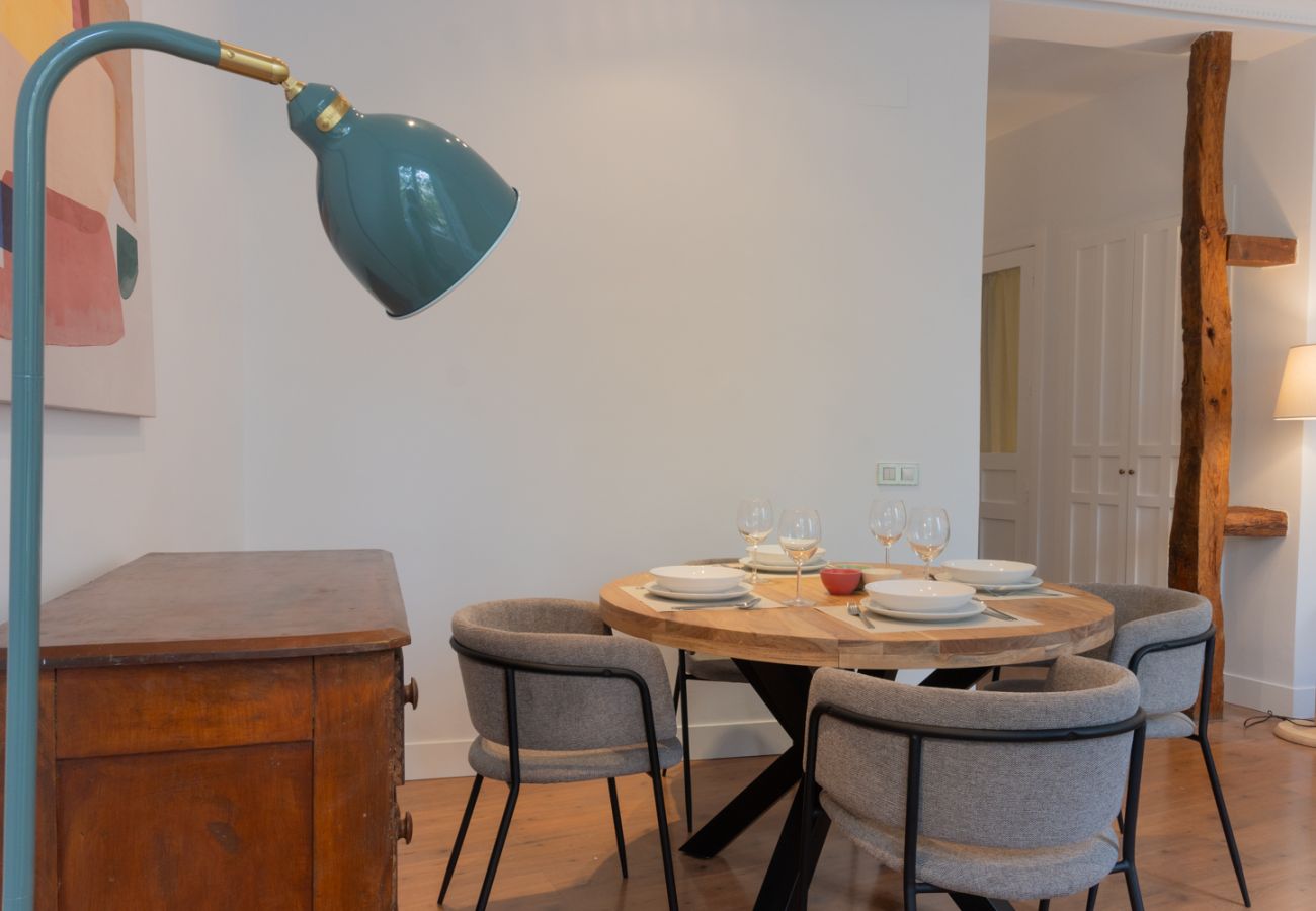 Apartamento em Madrid - Elegante y luminoso piso en el corazón de Chamberí: Con balcones y amplios espacios Apartamento em Madrid - Elegante y luminoso piso en el corazón de Chamberí: Con balcones y amplios espacios