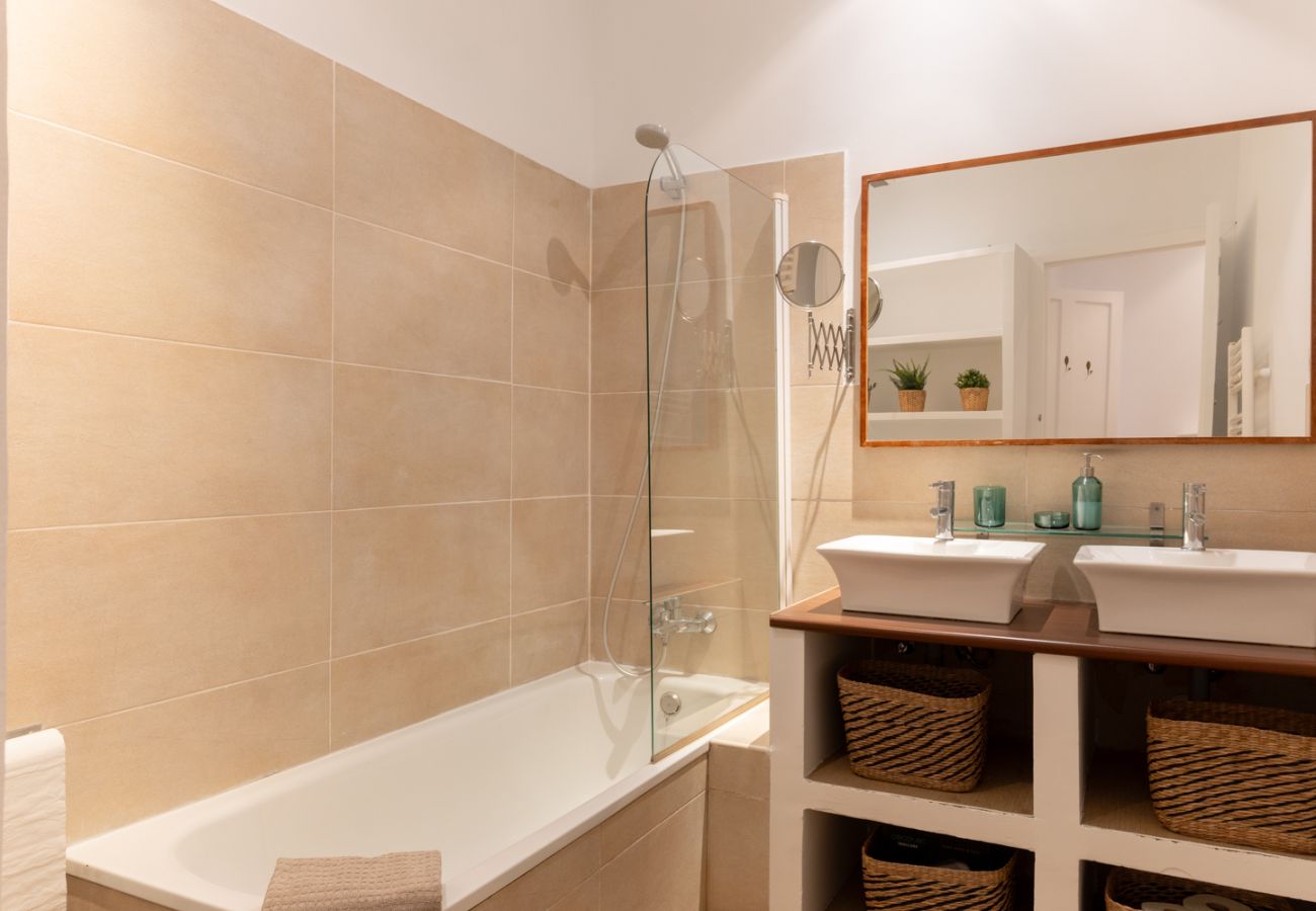 Apartamento em Madrid - Elegante y luminoso piso en el corazón de Chamberí: Con balcones y amplios espacios Apartamento em Madrid - Elegante y luminoso piso en el corazón de Chamberí: Con balcones y amplios espacios