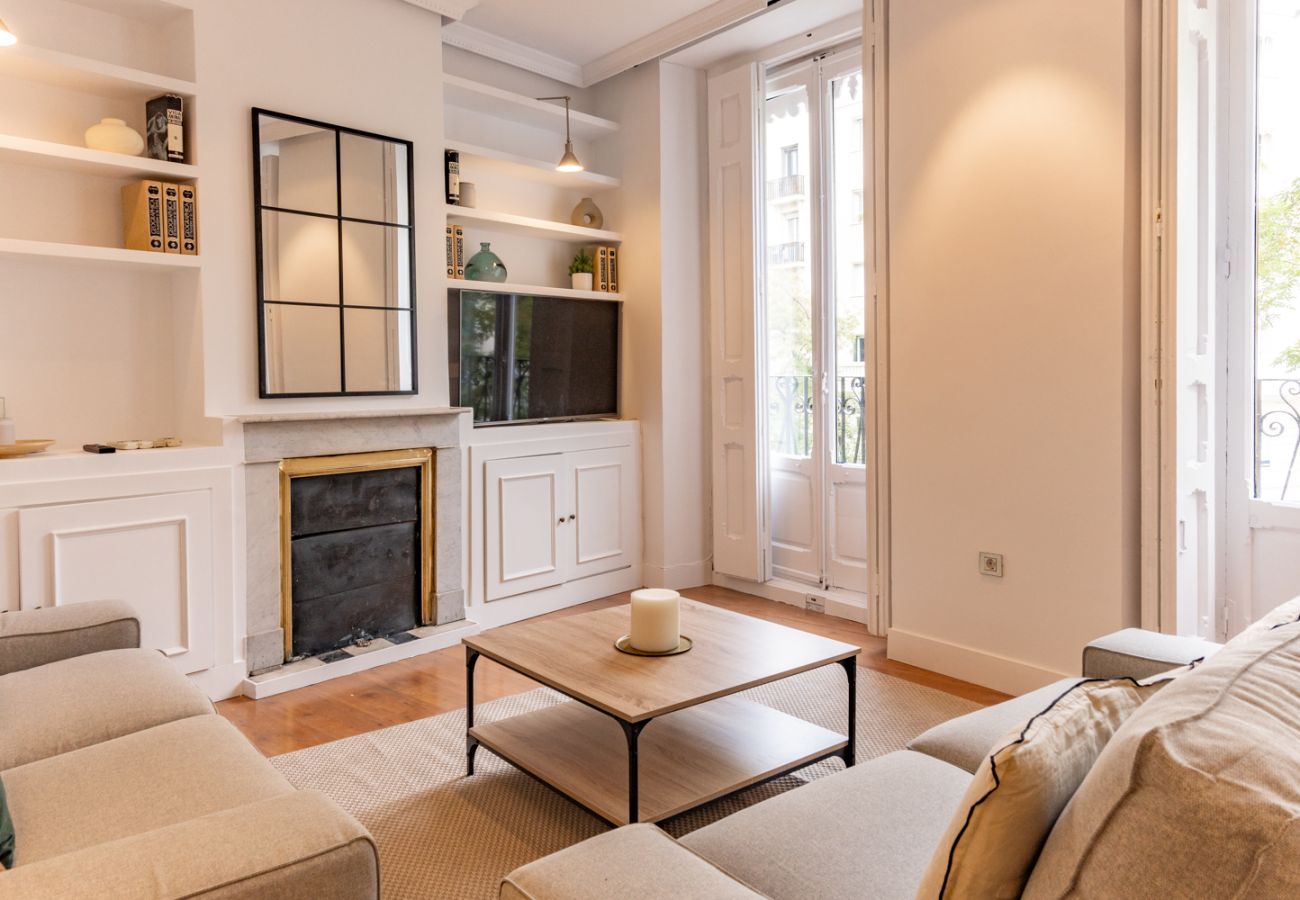 Apartamento em Madrid - Elegante y luminoso piso en el corazón de Chamberí: Con balcones y amplios espacios Apartamento em Madrid - Elegante y luminoso piso en el corazón de Chamberí: Con balcones y amplios espacios