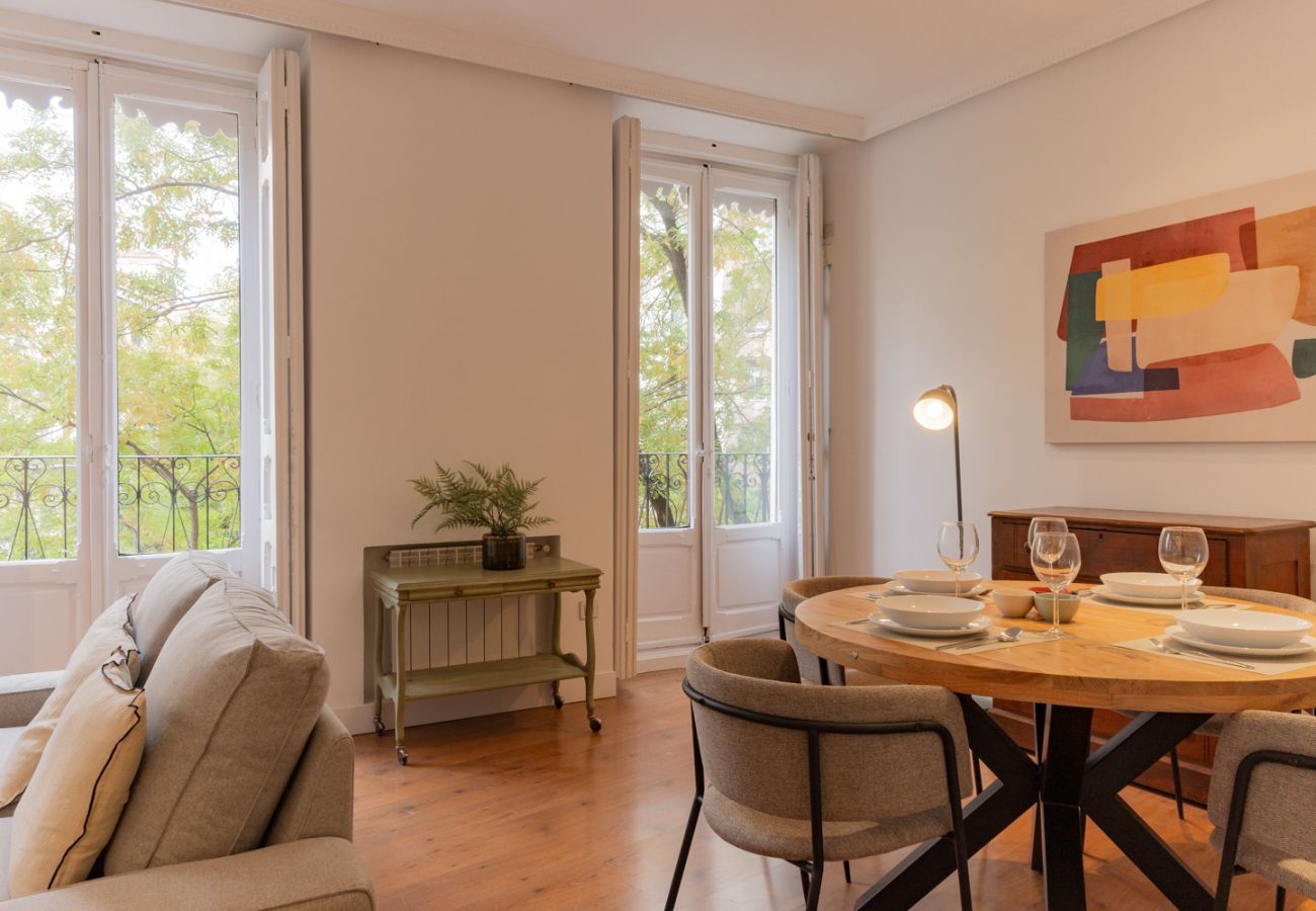 Apartamento em Madrid - Elegante y luminoso piso en el corazón de Chamberí: Con balcones y amplios espacios Apartamento em Madrid - Elegante y luminoso piso en el corazón de Chamberí: Con balcones y amplios espacios