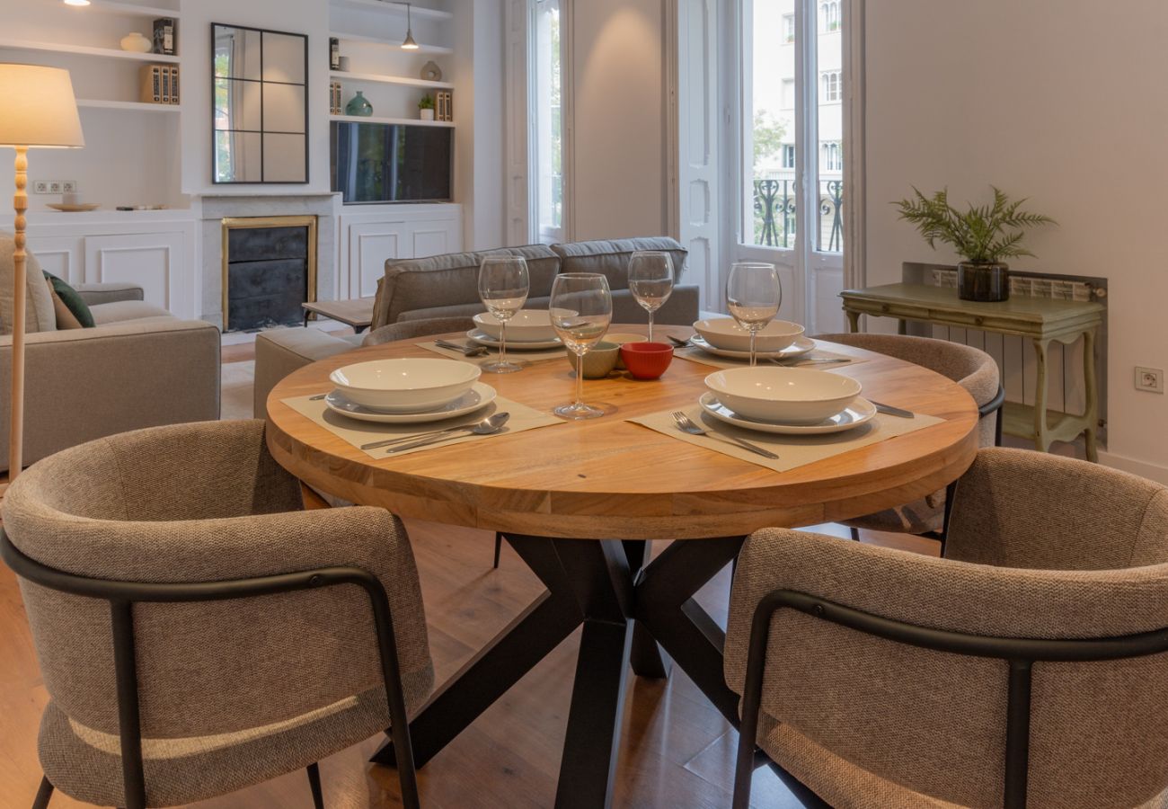 Apartamento em Madrid - Elegante y luminoso piso en el corazón de Chamberí: Con balcones y amplios espacios Apartamento em Madrid - Elegante y luminoso piso en el corazón de Chamberí: Con balcones y amplios espacios