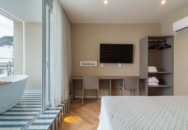 Apartamento em Rio de Janeiro - Vista para o Mar e Varanda com Banheira  | Q4 Apartamento em Rio de Janeiro - Vista para o Mar e Varanda com Banheira  | Q4