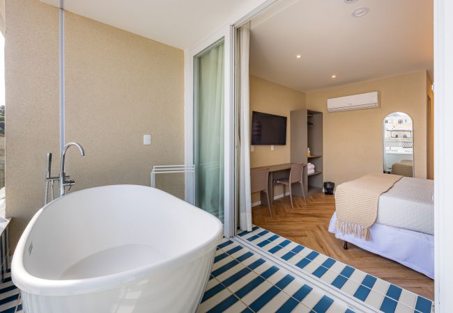 Apartamento em Rio de Janeiro - Vista para o Mar e Varanda com Banheira  | Q4 Apartamento em Rio de Janeiro - Vista para o Mar e Varanda com Banheira  | Q4