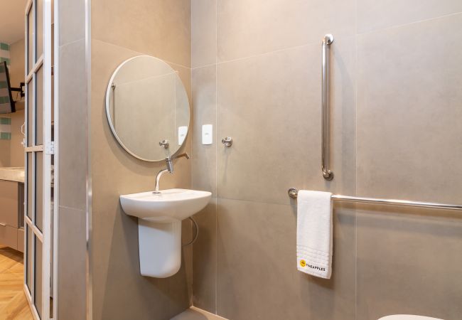 Apartamento em Rio de Janeiro - Refúgio a Poucos Passos de Praia de Copacabana | Q1 PCD Apartamento em Rio de Janeiro - Refúgio a Poucos Passos de Praia de Copacabana | Q1 PCD