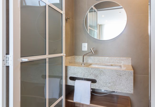 Apartamento em Rio de Janeiro - Vista para o Mar e Varanda com Banheira | Q2 Apartamento em Rio de Janeiro - Vista para o Mar e Varanda com Banheira | Q2