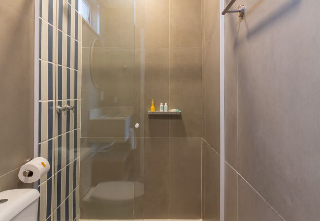 Apartamento em Rio de Janeiro - Vista para o Mar e Varanda com Banheira | Q2 Apartamento em Rio de Janeiro - Vista para o Mar e Varanda com Banheira | Q2