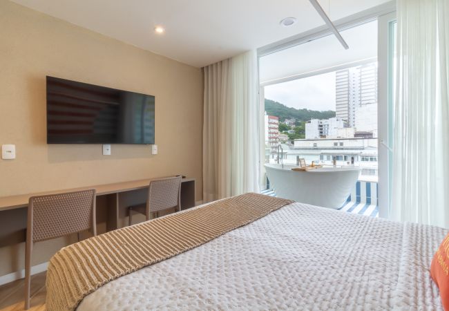 Apartamento em Rio de Janeiro - Vista para o Mar e Varanda com Banheira | Q18 Apartamento em Rio de Janeiro - Vista para o Mar e Varanda com Banheira | Q18