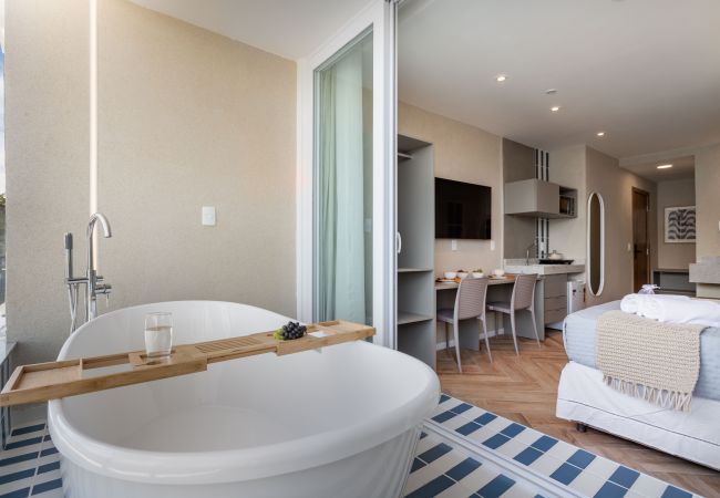 Apartamento em Rio de Janeiro - Vista para o Mar e Varanda com Banheira | Q11 Apartamento em Rio de Janeiro - Vista para o Mar e Varanda com Banheira | Q11