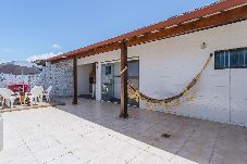 Apartamento em Rio das Ostras - Cobertura a 150m do mar com churrasqueira e Wi-Fi