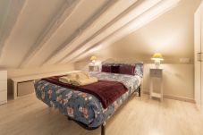 Apartamento em Madrid - Dúplex con encanto en Chamberí : Comodidad y diseño en dos niveles 