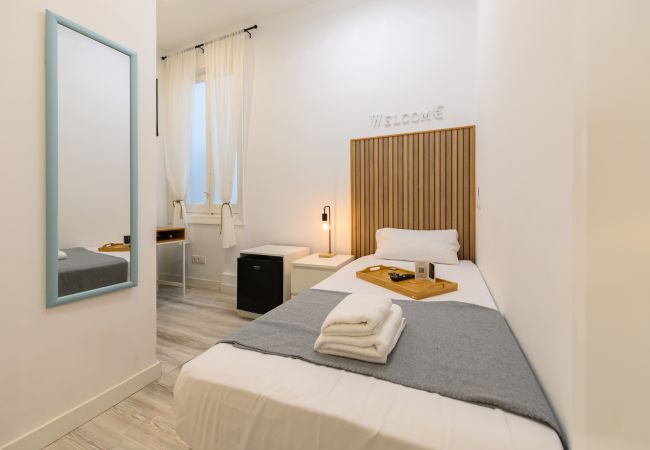 Quarto em Madrid - Singapur: habitación con comodidad y zonas compartidas Gran Vía-Madrid.Temporal Quarto em Madrid - Singapur: habitación con comodidad y zonas compartidas Gran Vía-Madrid.Temporal