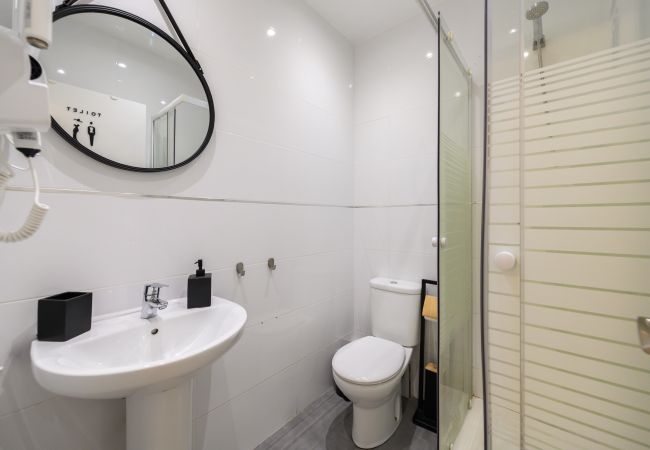 Quarto em Madrid - Singapur: habitación con comodidad y zonas compartidas Gran Vía-Madrid.Temporal Quarto em Madrid - Singapur: habitación con comodidad y zonas compartidas Gran Vía-Madrid.Temporal