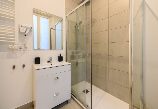 Quarto em Madrid - Singapur: habitación con comodidad y zonas compartidas Gran Vía-Madrid.Temporal Quarto em Madrid - Singapur: habitación con comodidad y zonas compartidas Gran Vía-Madrid.Temporal