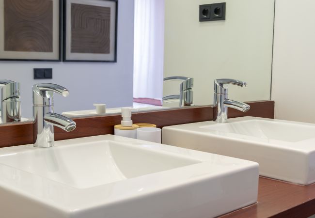 Apartamento em Madrid - Dúplex de 3 Dormitorios – Amplio, Luminoso cerca del Paseo de la Castellana .Temporal Apartamento em Madrid - Dúplex de 3 Dormitorios – Amplio, Luminoso cerca del Paseo de la Castellana .Temporal