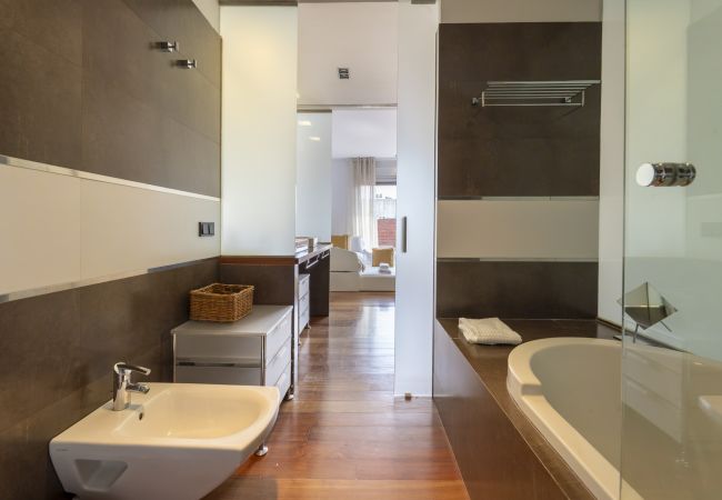Apartamento em Madrid - Dúplex de 3 Dormitorios – Amplio, Luminoso cerca del Paseo de la Castellana .Temporal Apartamento em Madrid - Dúplex de 3 Dormitorios – Amplio, Luminoso cerca del Paseo de la Castellana .Temporal