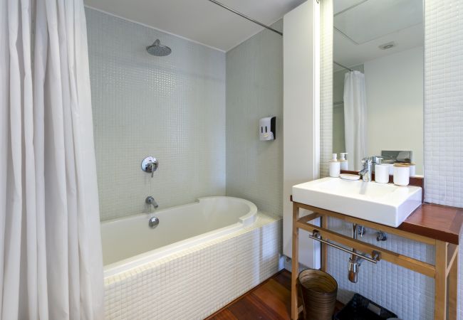 Apartamento em Madrid - Dúplex de 3 Dormitorios – Amplio, Luminoso cerca del Paseo de la Castellana .Temporal Apartamento em Madrid - Dúplex de 3 Dormitorios – Amplio, Luminoso cerca del Paseo de la Castellana .Temporal