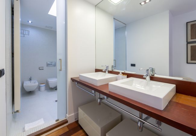 Apartamento em Madrid - Dúplex de 3 Dormitorios – Amplio, Luminoso cerca del Paseo de la Castellana .Temporal Apartamento em Madrid - Dúplex de 3 Dormitorios – Amplio, Luminoso cerca del Paseo de la Castellana .Temporal