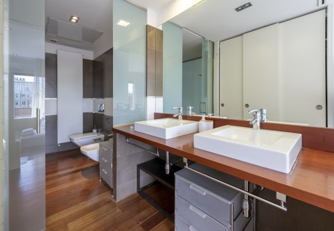 Apartamento em Madrid - Dúplex de 3 Dormitorios – Amplio, Luminoso cerca del Paseo de la Castellana .Temporal Apartamento em Madrid - Dúplex de 3 Dormitorios – Amplio, Luminoso cerca del Paseo de la Castellana .Temporal