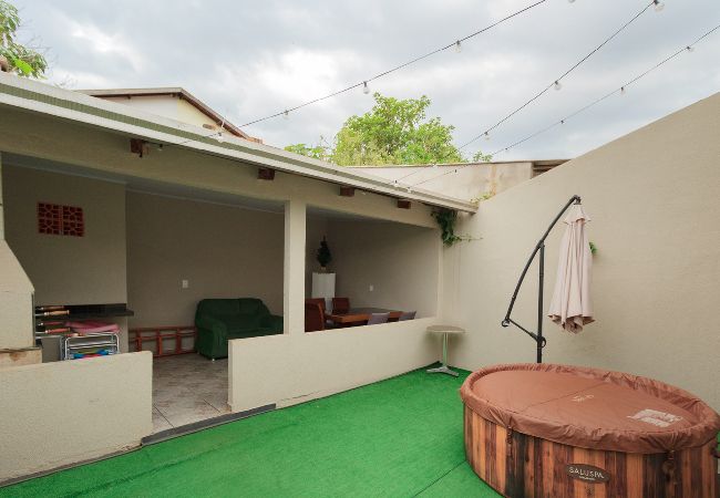 Casa em Londrina - Casa com Wi-Fi, jacuzzi, garagem e petfriendly
