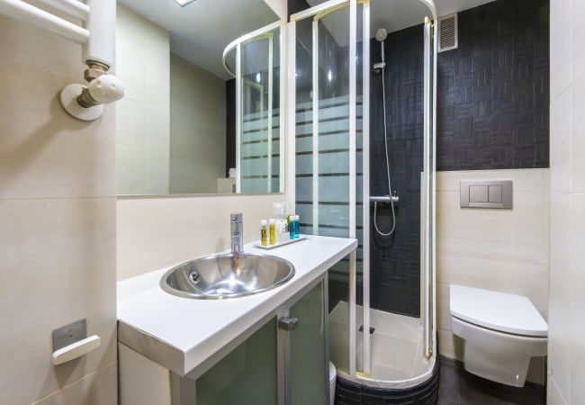 Apartamento em Madrid - Alquiler Mensual en Madrid – Piso Exterior con 1 Dormitorio + Estudio y 2 Baños Apartamento em Madrid - Alquiler Mensual en Madrid – Piso Exterior con 1 Dormitorio + Estudio y 2 Baños