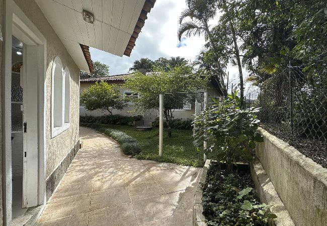 Casa em Caraguatatuba - Casa confortável, bem equipada com Wi-Fi e garagem Casa em Caraguatatuba - Casa confortável, bem equipada com Wi-Fi e garagem