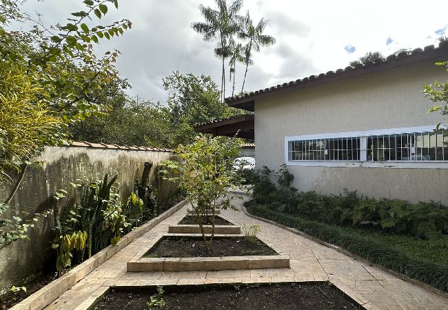 Casa em Caraguatatuba - Casa confortável, bem equipada com Wi-Fi e garagem Casa em Caraguatatuba - Casa confortável, bem equipada com Wi-Fi e garagem