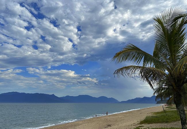 Casa em Caraguatatuba - Casa confortável, bem equipada com Wi-Fi e garagem Casa em Caraguatatuba - Casa confortável, bem equipada com Wi-Fi e garagem