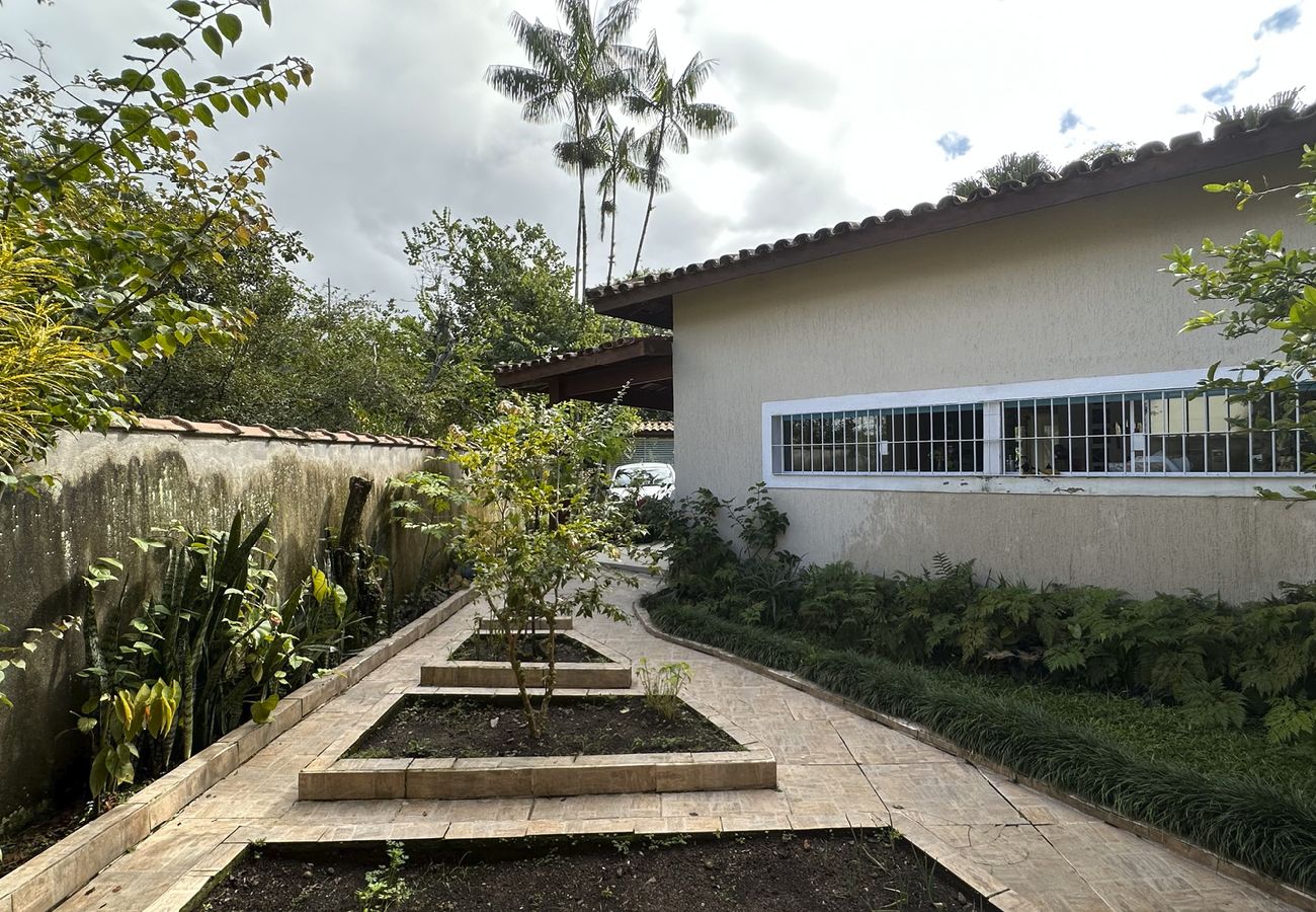 Casa em Caraguatatuba - Casa confortável, bem equipada com Wi-Fi e garagem Casa em Caraguatatuba - Casa confortável, bem equipada com Wi-Fi e garagem