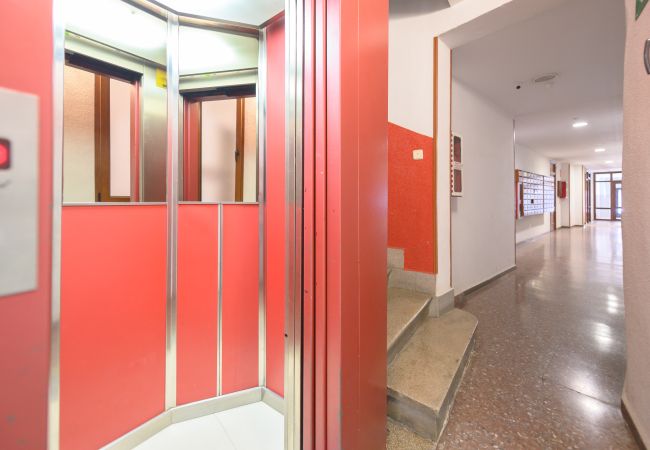 Apartamento em Madrid - Piso de dos dormitorios-Terraza y balcón en Madrid. Temporal Apartamento em Madrid - Piso de dos dormitorios-Terraza y balcón en Madrid. Temporal