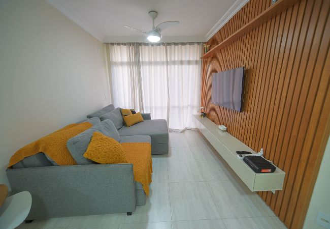 Apartamento em Guarujá - Apto completo com wi-fi, ar-cond a 200m da praia