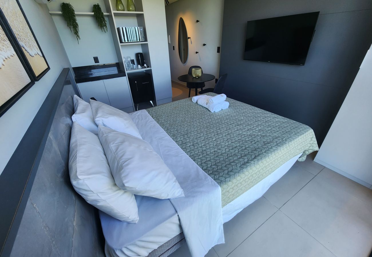 Quarto com Cama Queen Quarto com Cama Queen
