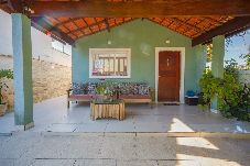 Casa em Itanhaém - Casa Pet-Friendly com Wi-Fi e Churrasqueira 