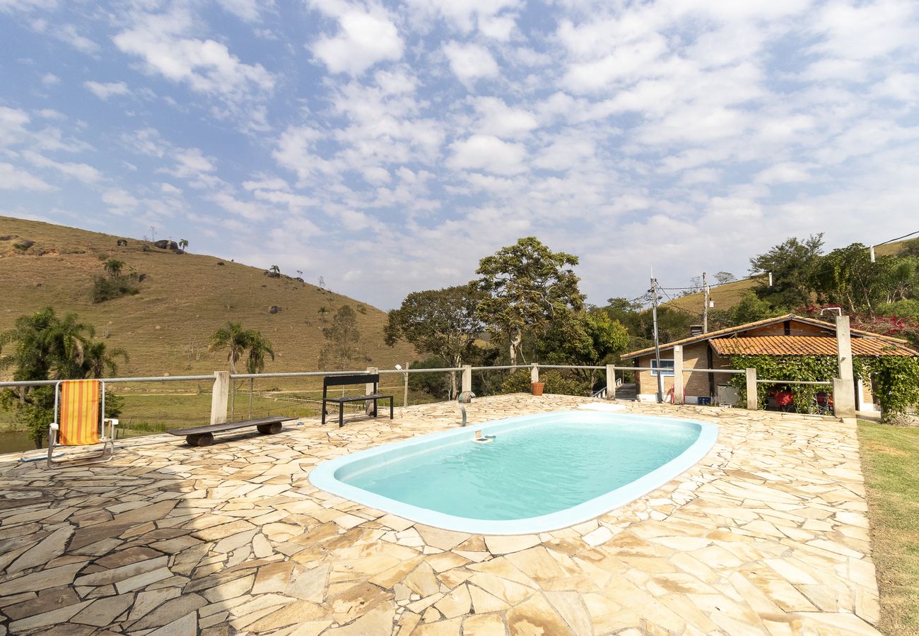 Casa em Taubaté - Chácara c/ piscina, campo e chalés privativos Casa em Taubaté - Chácara c/ piscina, campo e chalés privativos