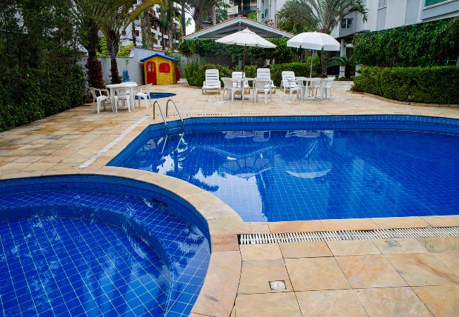 Apartamento em Ubatuba - Cobertura com Churrasq. e piscina a 250m da praia Apartamento em Ubatuba - Cobertura com Churrasq. e piscina a 250m da praia