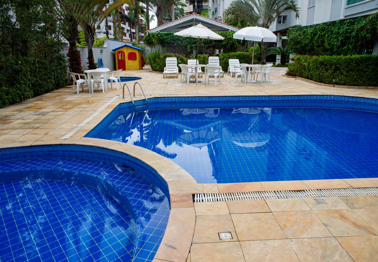 Apartamento em Ubatuba - Cobertura com Churrasq. e piscina a 250m da praia Apartamento em Ubatuba - Cobertura com Churrasq. e piscina a 250m da praia