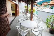 Apartamento em Ubatuba - Cobertura com Churrasq. e piscina a 250m da praia
