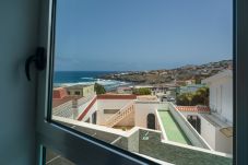 Casa geminada em Telde - Adosado en Telde con piscina y vistas al mar