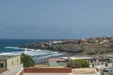 Casa geminada em Telde - Adosado en Telde con piscina y vistas al mar