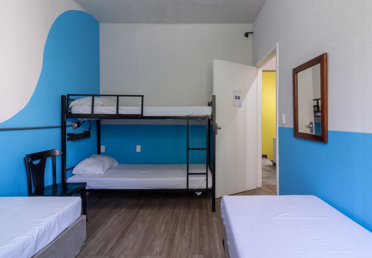 Quarto em Rio de Janeiro - Hostel Leblon - quarto privativo 4 camas