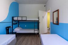 Quarto em Rio de Janeiro - Hostel Leblon - quarto privativo 4 camas