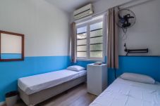 Quarto em Rio de Janeiro - Hostel Leblon - quarto privativo 4 camas