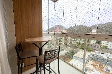 Apartamento em Guarujá - Apto c Piscina e Brinquedoteca a 400m da praia 