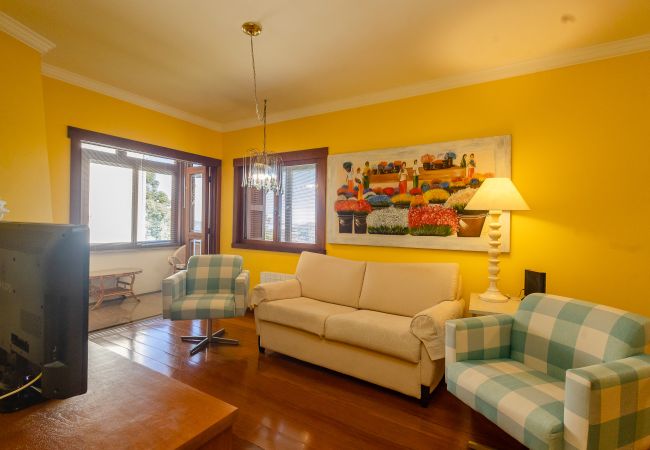 Apartamento em Gramado - 1D aconchegante com vista para o vale, 1,5km da R Coberta