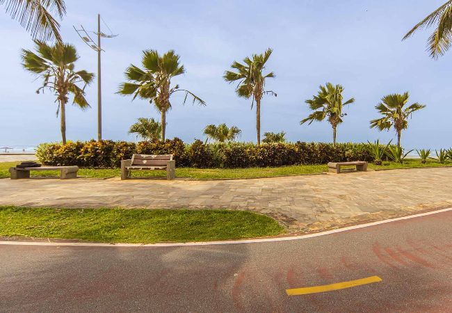 Apartamento em Praia Grande - Apto Beira-mar c/ Vista Lateral e Garagem Apartamento em Praia Grande - Apto Beira-mar c/ Vista Lateral e Garagem