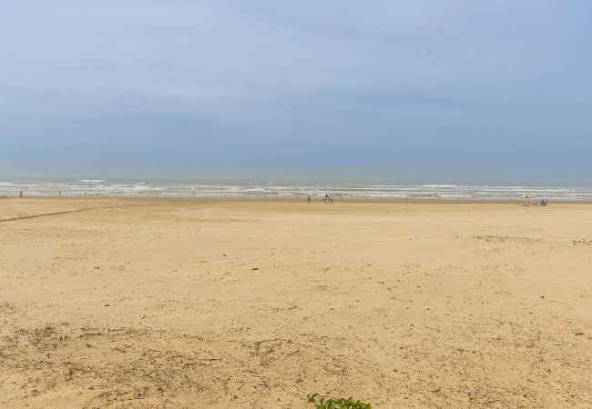 Apartamento em Praia Grande - Apto Beira-mar c/ Vista Lateral e Garagem Apartamento em Praia Grande - Apto Beira-mar c/ Vista Lateral e Garagem