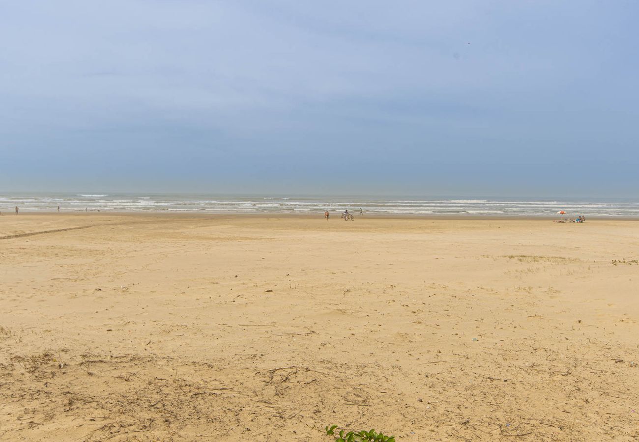 Apartamento em Praia Grande - Apto Beira-mar c/ Vista Lateral e Garagem Apartamento em Praia Grande - Apto Beira-mar c/ Vista Lateral e Garagem