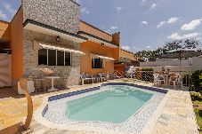 Casa em Porangaba - Casa Temática com Piscina e Churrasqueira